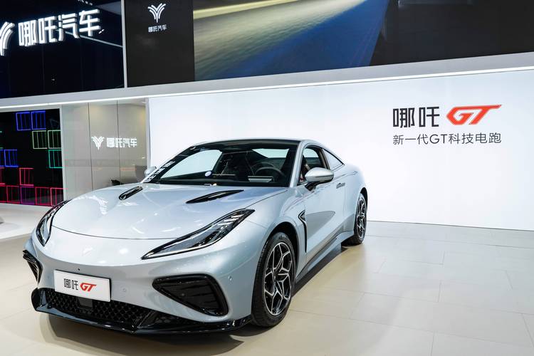 东莞3哪吒汽车在智能汽车领域的表现，领途汽车在新能源汽车市场中的影响力